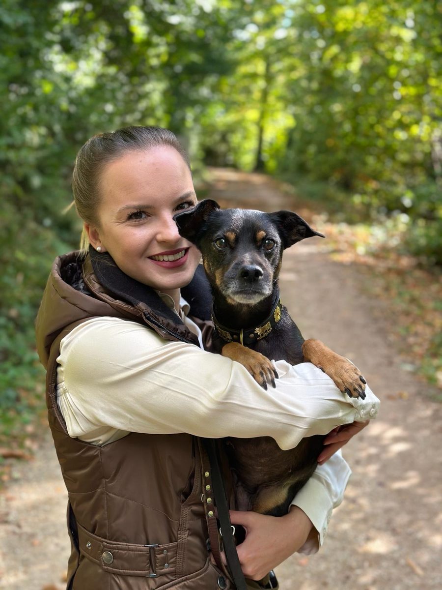 Die NapfNanny mit ihrer Hündin April im Wald
