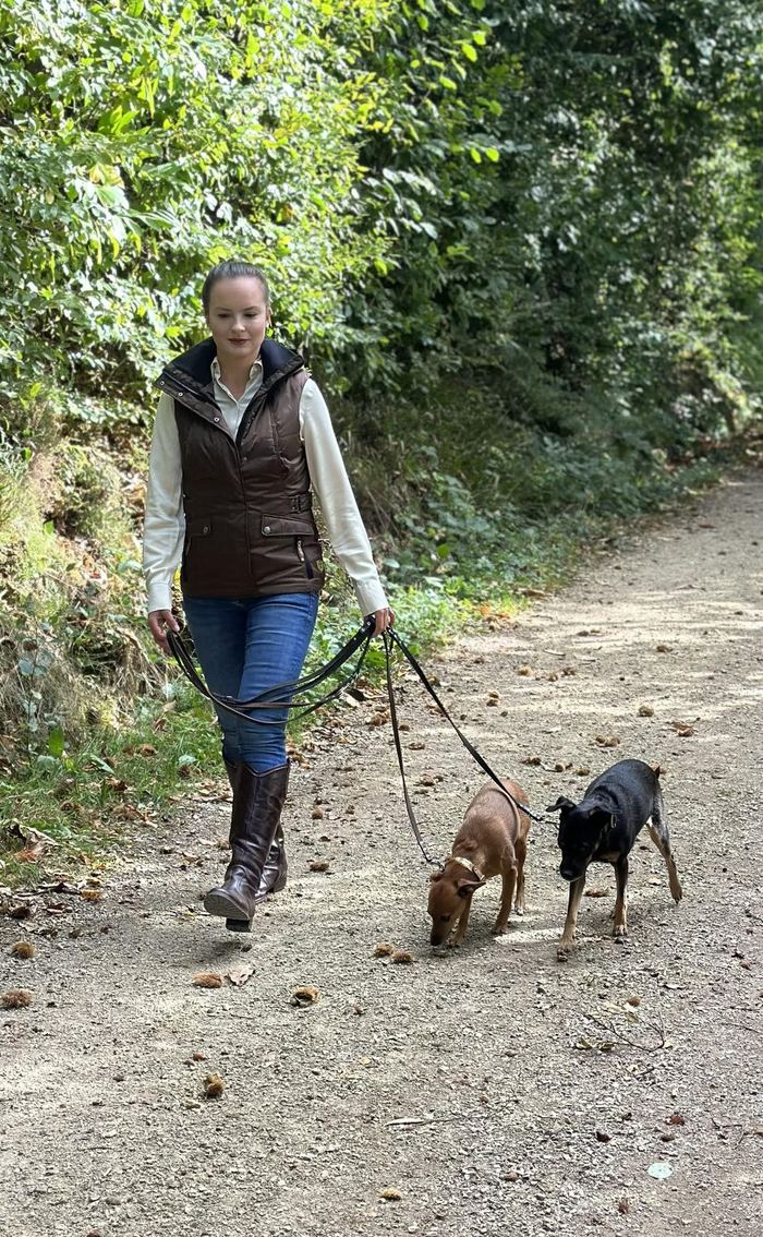 Die NapfNanny beim Waldspaziergang mit April und Nukki